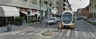 Copertina di Milano, 32enne scende dal tram e prende a sprangate un passante: ferito è grave