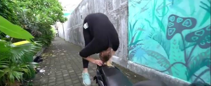 Copertina di L’atleta di parkour tenta una nuova evoluzione con lo scooter, ma rimedia un doppio disastro