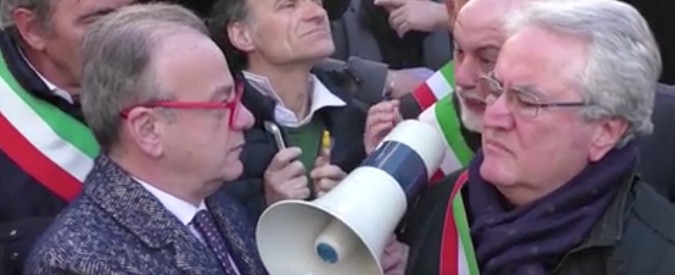Copertina di Rincari A24, la protesta dei sindaci irrompe alla presentazione di Rivoluzione Cristiana. E scatta il battibecco con Rotondi