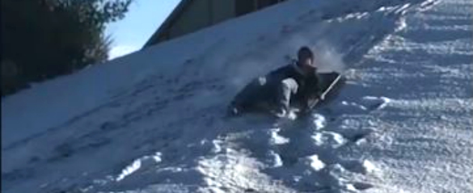 Copertina di Quando la neve è perfetta e tu hai solo voglia di prendere lo slittino e gli amici girano un video e… l’idrante