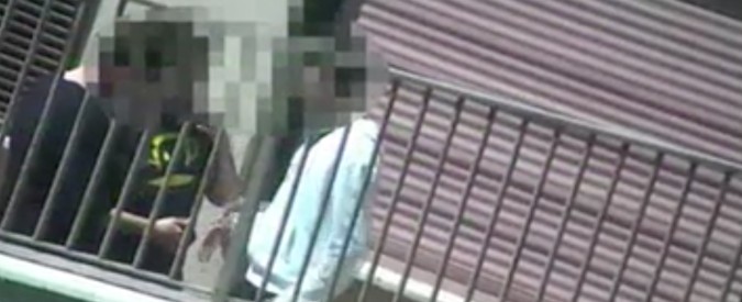 Copertina di Ragusa, vendevano droga a scuola durante l’intervallo. Il video che incastra gli spacciatori