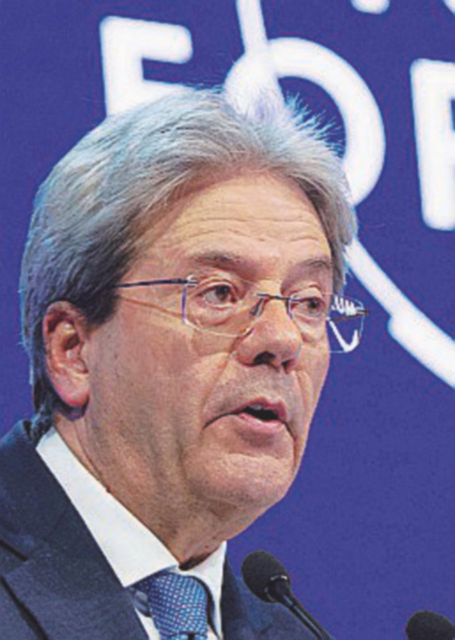 Copertina di Gentiloni: “Nessun governo con Silvio”. Intanto lo coccola: “Lui non è populista”