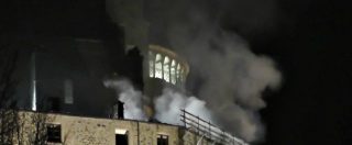 Copertina di Val Susa, fiamme alla Sacra di San Michele: brucia il tetto del convento che ispirò “Il nome della rosa” di Umberto Eco