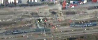 Copertina di Treno deragliato a Pioltello: le immagini del luogo del disastro riprese dall’alto