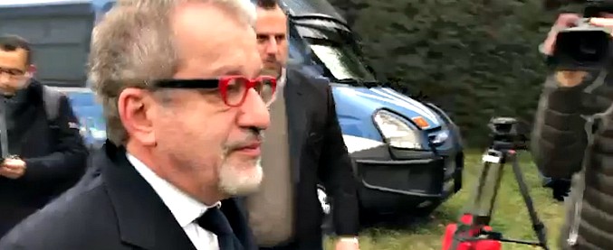 Copertina di Treno deragliato a Pioltello, Maroni arriva sul luogo dell’incidente. E la Polfer porta via i bagagli dei passeggeri