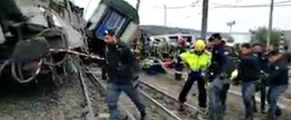Copertina di Milano, treno deragliato a Pioltello: il soccorso ai feriti sul luogo del disastro