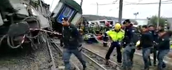 Copertina di Milano, treno deragliato a Pioltello: il soccorso ai feriti sul luogo del disastro