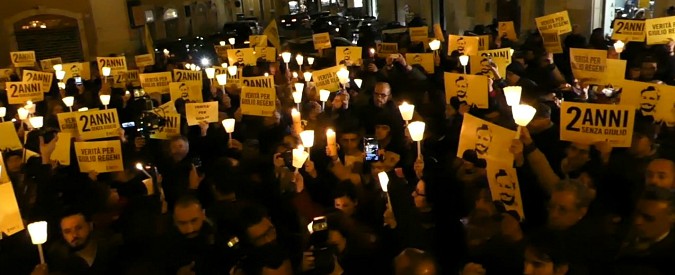 Copertina di “Verità per Giulio Regeni”, l’accensione delle fiaccole di Amnesty davanti a Montecitorio
