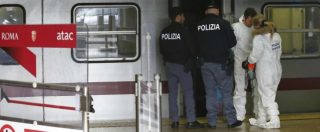 Copertina di Roma, investita da metrò: video mostra un uomo che la spinge, fermato un 47enne. La donna ha perso la mano