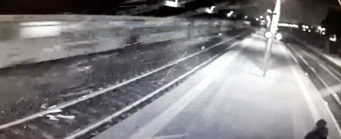 Copertina di Incidente Pioltello, scintille dal treno prima del deragliamento. Telecamere della stazione riprendono il passaggio