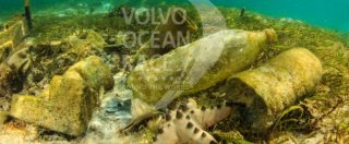 Copertina di Inquinamento, gli oceani di plastica con gli occhi dell’unica donna italiana alla Volvo Ocean Race: “Bottiglie e spazzatura al limite degli iceberg”