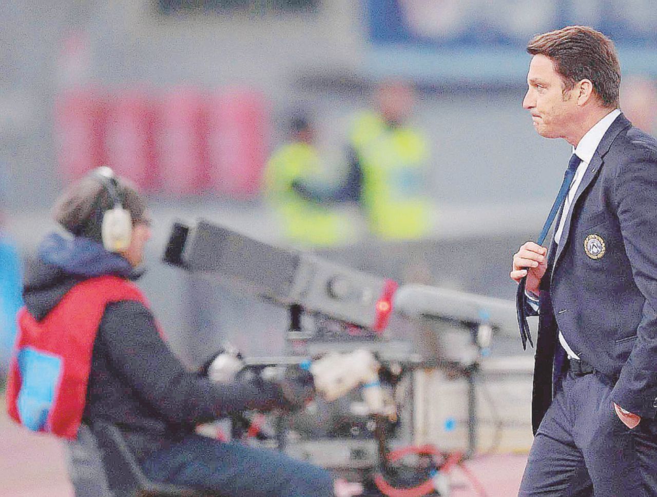 Telecamere - Un campo di calcio della Serie A. In primo piano, l’allenatore dell’Udinese, Massimo Oddo - Ansa Diritti tv, Sky e Mediaset fuori. Ci provano gli amici di Cairo