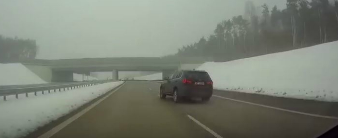 Copertina di Quando la manovra è azzardata, il botto è assicurato. La telecamera riprende un incidente spaventoso