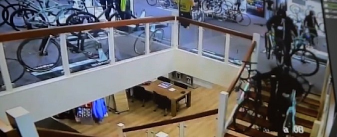Copertina di Rubano 100 mila euro di biciclette in due minuti. Il “lavoro” di questi ladri immortalato dalla telecamere