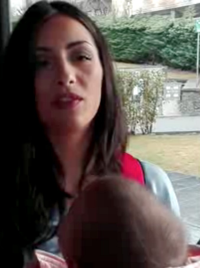 Copertina di Alessia Spagnulo, miss in passerella con la figlia nel marsupio: “Anche con una bimba non voglio rinunciare ai miei sogni”