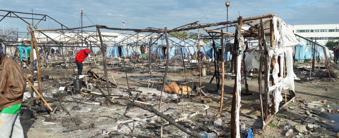 Rosarno, incendio nella tendopoli dei migranti: morta una donna, due feriti. Almeno 600 rimasti senza alloggio
