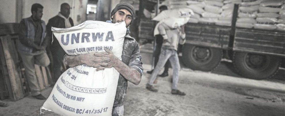 Saluti da Gaza - Rifugiato palestinese nel campo di al Shateaa con un sacco di farina dell’Unrwa - Ansa Trump, Abu Mazen e il ricatto sui rifugiati