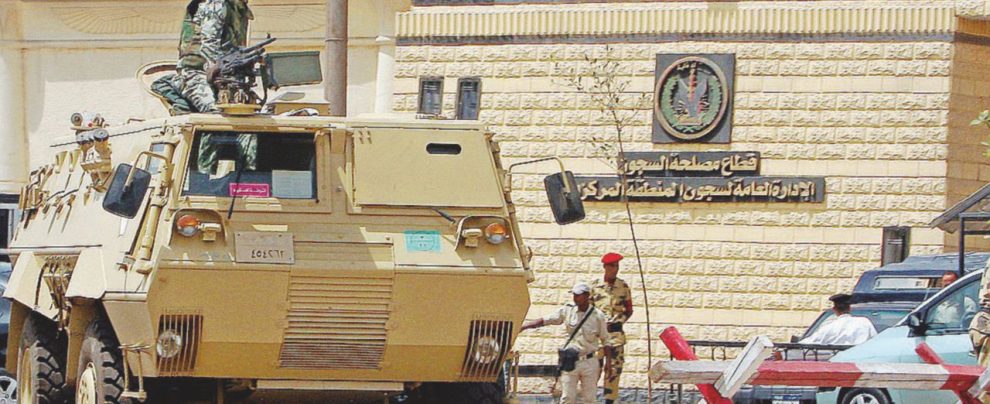 Blindati e polizia - L’ingresso del carcere nel quartiere di Tora, periferia degradata del Cairo - Ansa La Guantanamo di al-Sisi: entri a Tora e poi muori