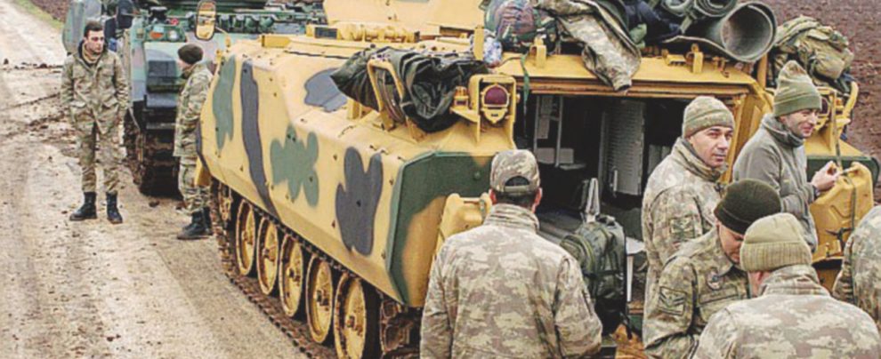 Alzo zero - Blindati turchi al confine con la Siria. Dopo l’attacco ad Afrin l’esercito muove sull’enclave di Manbij - Ansa Il “ramoscello d’ulivo” turco in testa ai curdi