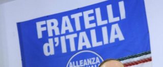 Copertina di Fece pipì contro il gazebo di Fratelli d’Italia ma per il giudice non è reato: la sentenza del tribunale di Milano