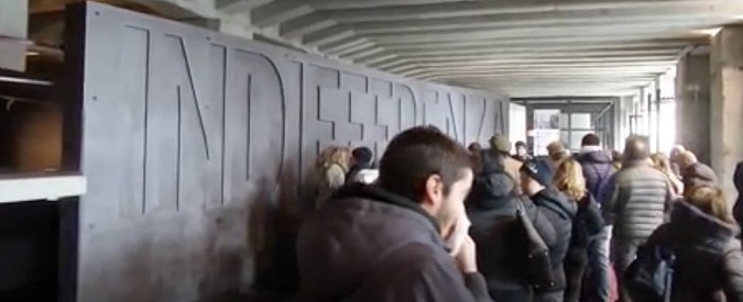 Copertina di Milano, i cittadini al memoriale della Shoah: “Gli italiani non sono come Fontana”