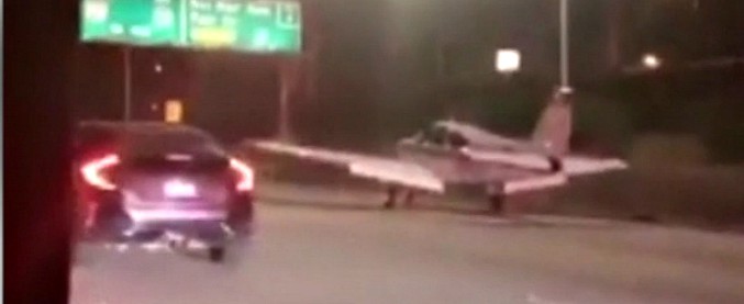 Copertina di Problemi al motore, aereo costretto ad atterrare sulla superstrada di Los Angeles in mezzo alle auto