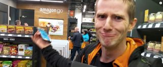 Copertina di Amazon Go, come ti ‘rubo’ la merce nello store senza cassieri. Youtuber gira video: “Ma l’automazione incombe”