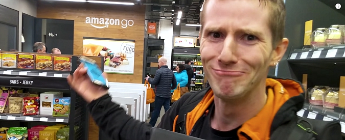 Copertina di Amazon Go, come ti ‘rubo’ la merce nello store senza cassieri. Youtuber gira video: “Ma l’automazione incombe”