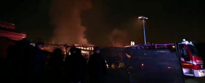 Copertina di Roma, capannone in fiamme nella notte in zona Pietralta. Evacuate alcune case