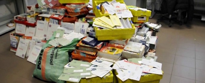 Copertina di Portalettere imbosca la posta per 8 anni. Ecco cosa trova la Polizia nel suo garage di Vicenza: sequestro record
