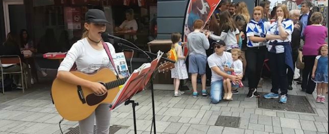 Copertina di La “nuova Adele”? Ha 12 anni e canta in strada. La sua performance non è passata inosservata