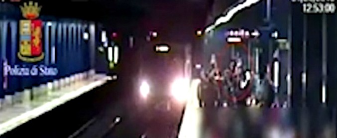 Copertina di Roma, donna travolta dal metrò: il momento della spinta ripreso dalle telecamere di sorveglianza