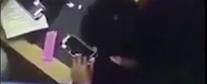 Copertina di Problemi con la batteria dell’Iphone? Attenzione alle riparazioni: potreste fare la fine di questo (sfortunato) tecnico