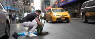 Copertina di Buche stradali, la soluzione dello youtuber di New York. Geniale provocazione ispirata dal suo incidente