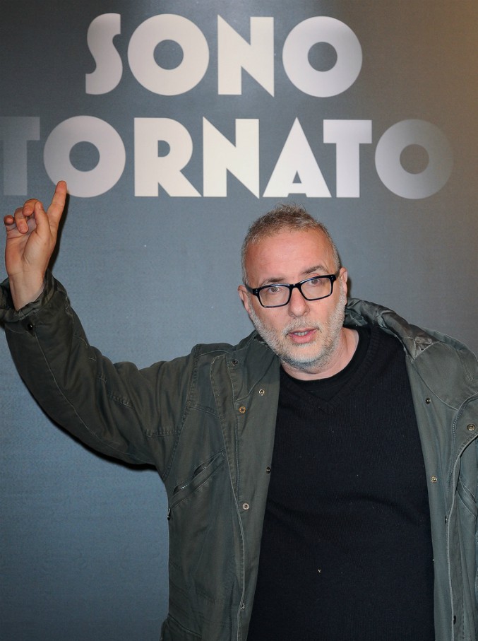 Copertina di “Sono tornato”, Miniero: “Il nostro Mussolini? Superato a destra da molti. Oggi vincerebbe le elezioni”