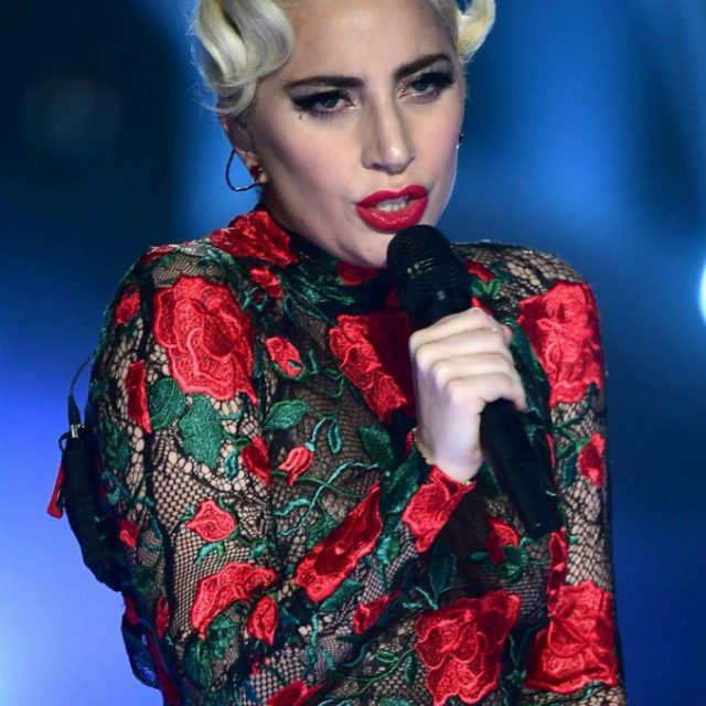 Lady Gaga cancella tour mondiale in Europa: “Forti dolori muscolari in tutto il corpo”