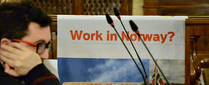 Copertina di “Addio, me ne vado in Norvegia”. In coda per un posto negli alberghi di Oslo: “Italia? Vorrei restare, ma non ho futuro”