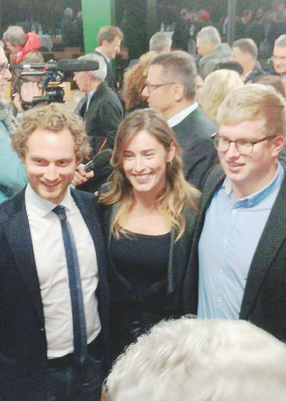 Copertina di Ecco il brindisi per la Boschi: l’Svp manda giù