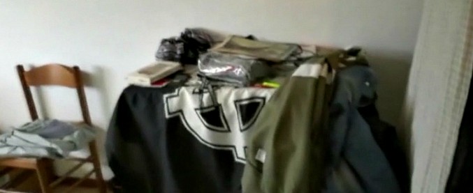 Copertina di Macerata, bandiere con la croce celtica e una copia del Mein Kampf di Hitler: i carabinieri dentro la casa di Luca Traini