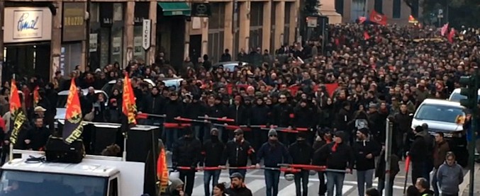 Copertina di Genova, corteo antifascista contro l’apertura delle sedi di estrema destra: “La città non li vuole”