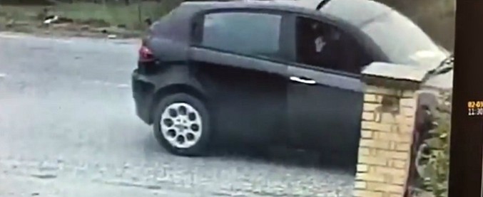 Copertina di Macerata, il momento dell’agguato di Traini al bar H7: la scena della sparatoria ripresa dalla videosorveglianza