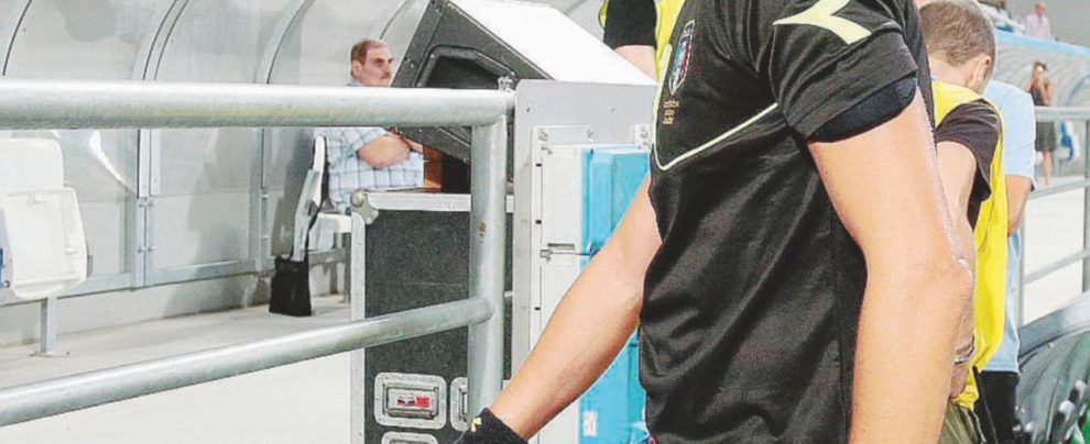 La moviola in campo - L’arbitro Antonio Damato durante il match Sassuolo-Genoa - Ansa Var sarà maschile o femminile? Per insultare il dilemma va sciolto