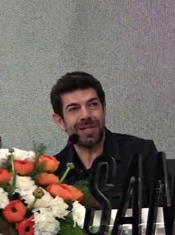 Copertina di Sanremo 2018, Favino alla vigilia del debutto: “Per me tutto nuovo, non mi aspettavo questa atmosfera da Nazioni Unite”