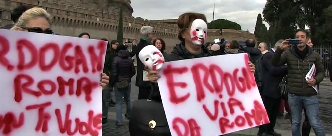 Copertina di Erdogan a Roma, la protesta dei curdi: “Massacra donne e bambini e nessuno dice nulla”