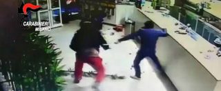 Copertina di Segrate, rapina al sushi bar: il proprietario reagisce e affronta i malviventi a colpi di coltello