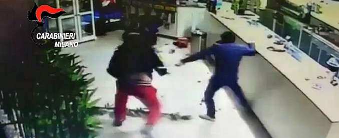 Copertina di Segrate, rapina al sushi bar: il proprietario reagisce e affronta i malviventi a colpi di coltello