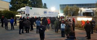 Copertina di Castelfrigo, lavoratori bloccano i camion. Cgil: “Assunti altri 25 che non hanno scioperato, vendetta verso chi protesta”