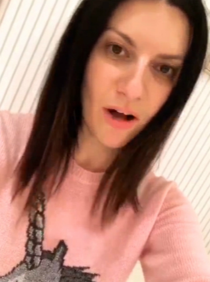 Copertina di Sanremo 2018, Laura Pausini senza voce: “Purtroppo sono messa così e domani non ce la farò…”