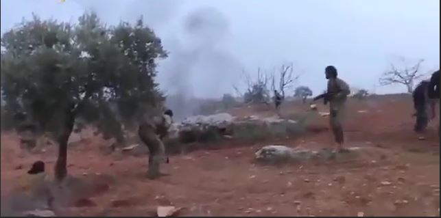 Copertina di Siria, l’aereo russo viene abbattuto. Il pilota braccato dai jihadisti si fa esplodere: “Questo è per i nostri ragazzi”