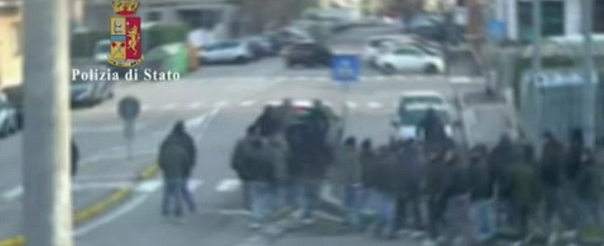 Copertina di Disordini Verona-Roma, fermati 21 ultras giallorossi. La polizia diffonde le immagini che li inchiodano